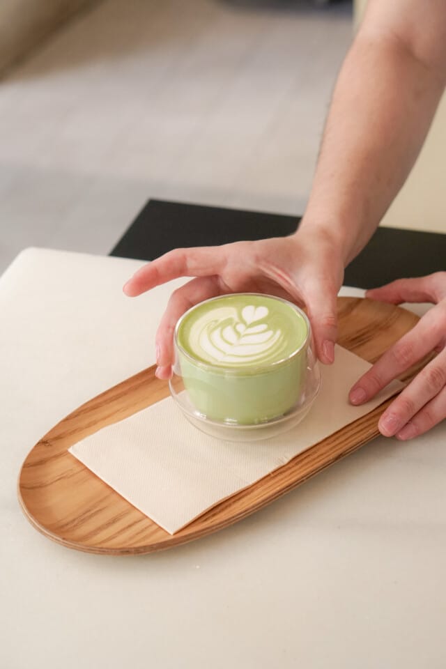 Un matcha latte servido en Plácido y Grata Nido, parte de la oferta de cafés y tés de especialidad.