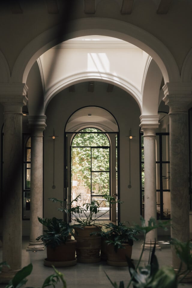 Detalle de las zonas comunes de Plácido y Grata y como la luz influye en su arquitectura.